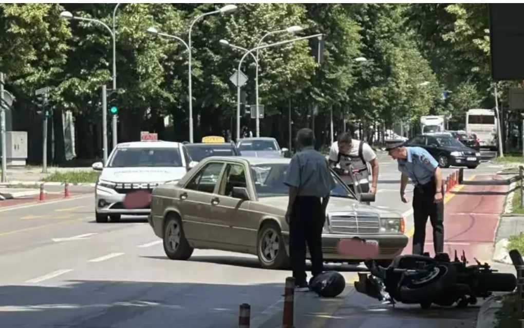 Sudar „mercedesa“ i motocikla kod zgrade Vlade