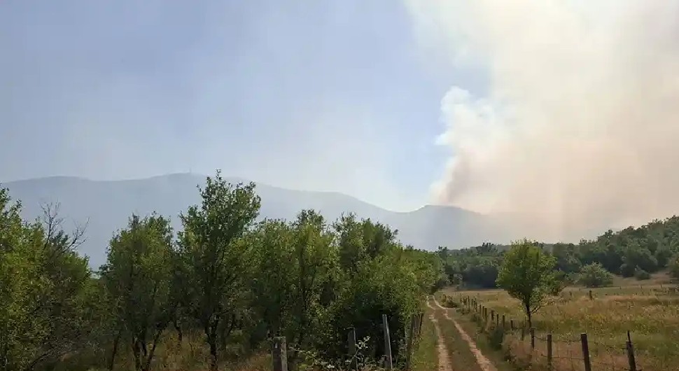 Kiša ugasila požar, grom izazvao novi: Dobrovoljci i vatrogasci nastavljaju borbu