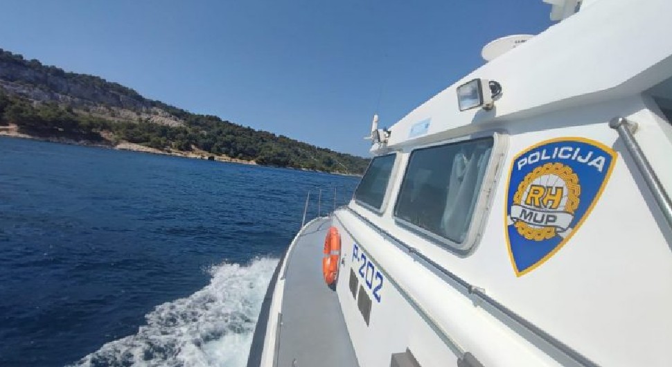 Drama u Hrvatskoj: Usljed nevremena prevrnuo se katamaran, putnici pali u more