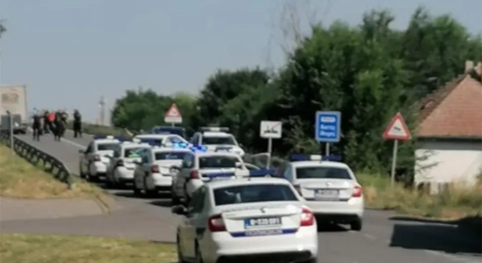Filmska potjera: Policijsko vozio oštećeno, muškarac pokušao da pobjegne