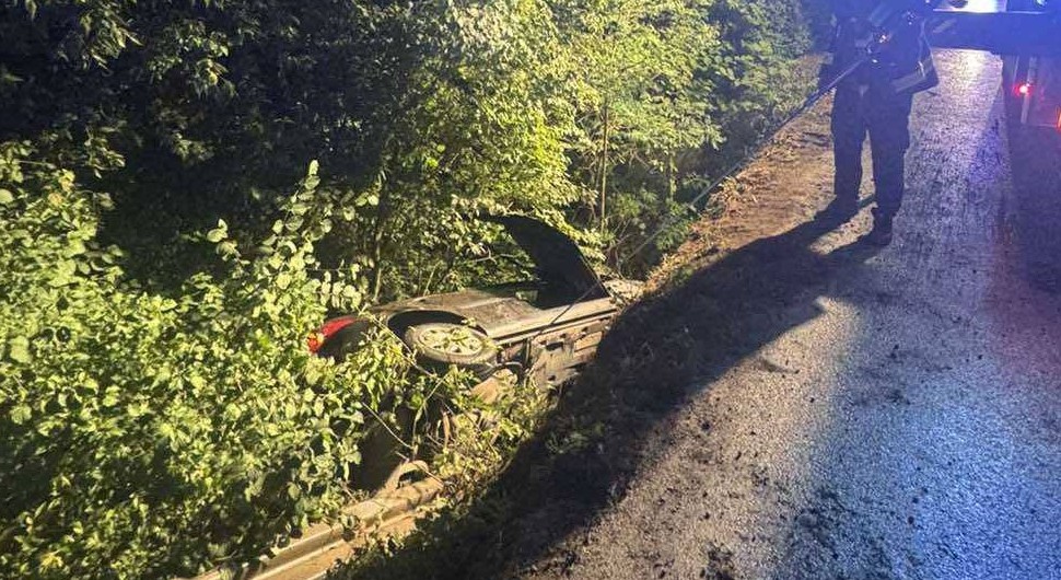Udes u Banjaluci: Auto završio u kanalu