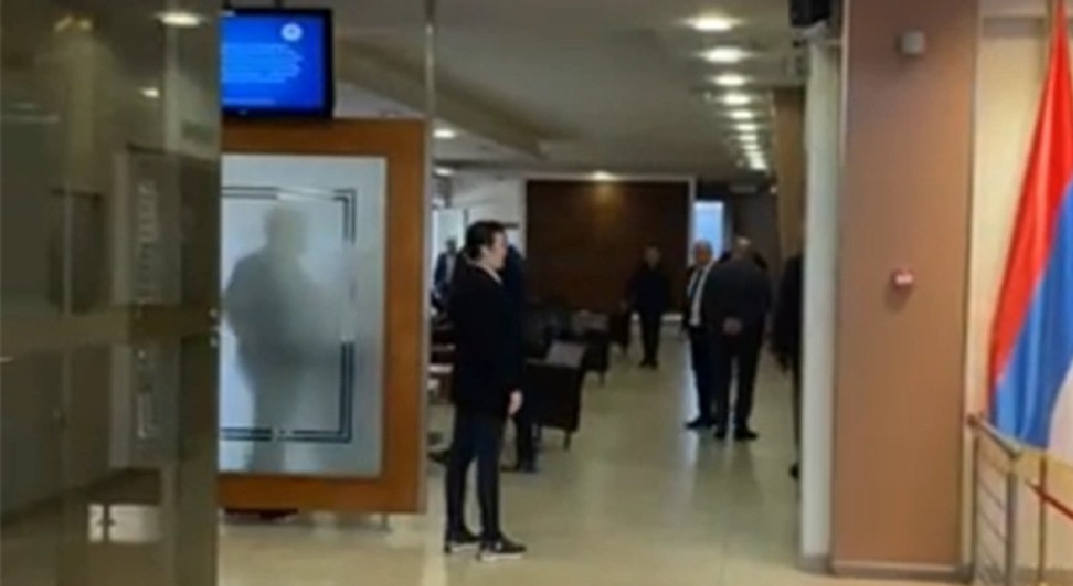Vukanović ponovo izbačen iz sale: Galamio po hodniku