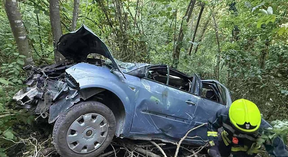 Težak udes u Banjaluci, automobil završio u provaliji, povrijeđene dvije osobe
