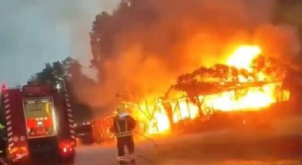 Plameni jezici sve uništili, prizori zgarišta jezivi: Vatra progutala pečenjaru u BiH