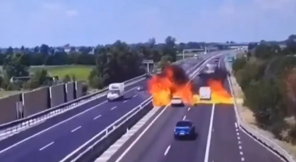 UZNЕMIRUJUĆЕ Pojavio se snimak pada aviona na put, sve se u trenu pretvorilo u oganj