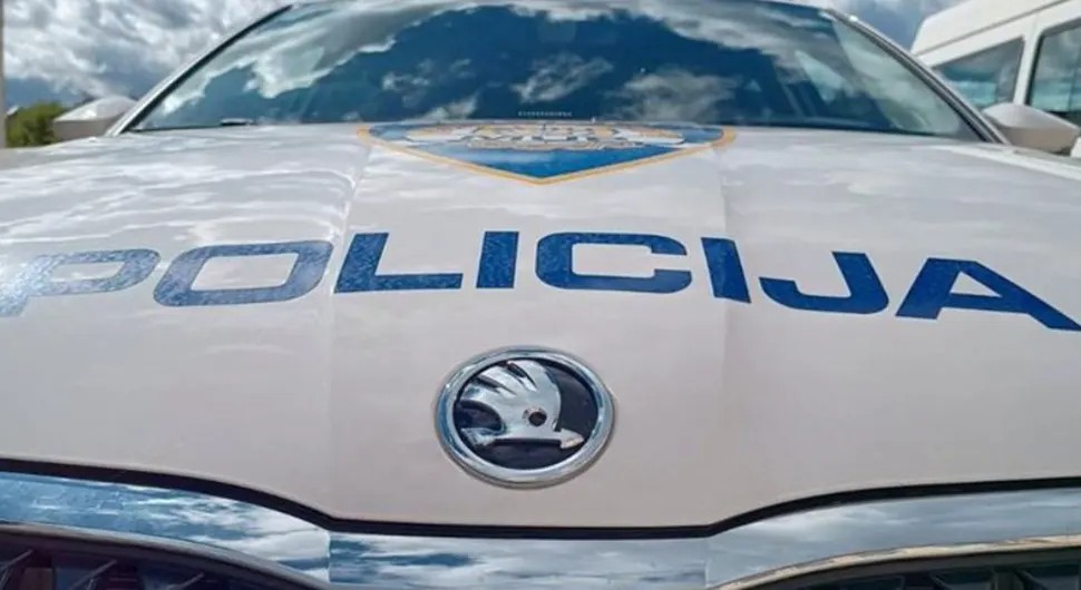 Povrijeđeno više osoba u sudaru automobila i teretnog vozila