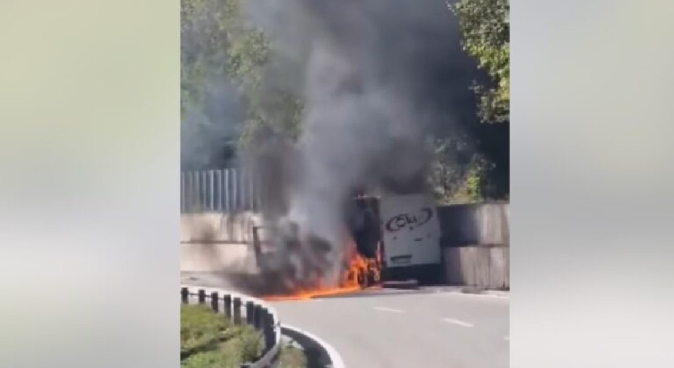 Nije mu bilo spasa: Požar progutao “mercedes”
