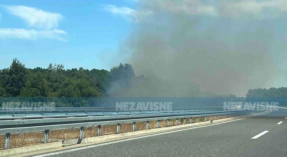 Požar pored auto-puta „9. januar“, stižu vatrogasci