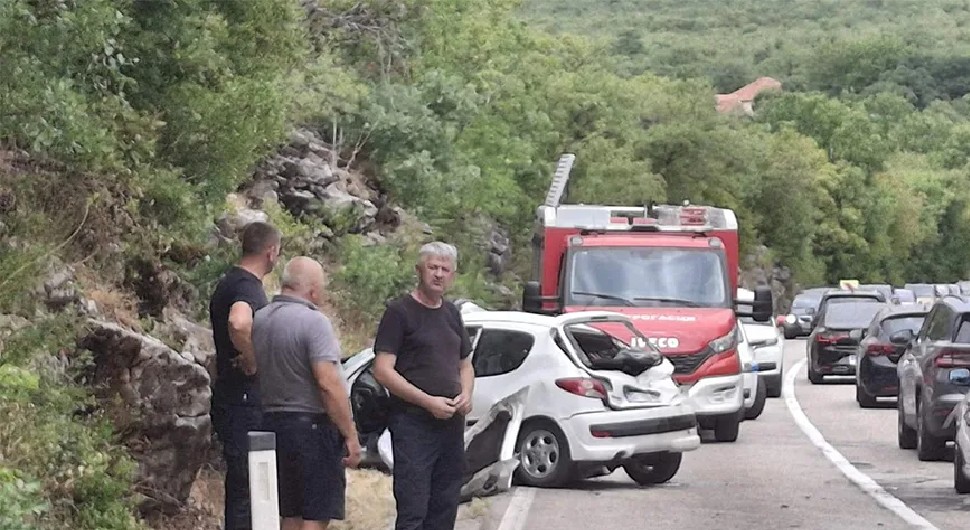 Stravične slike sa mjesta nesreće u kojoj su stradale dvije djevojke: Automobil uništen