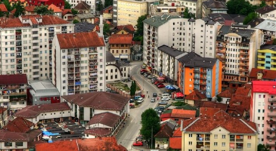 Bombaški napad u Zvorniku: Policija traga za napadačima