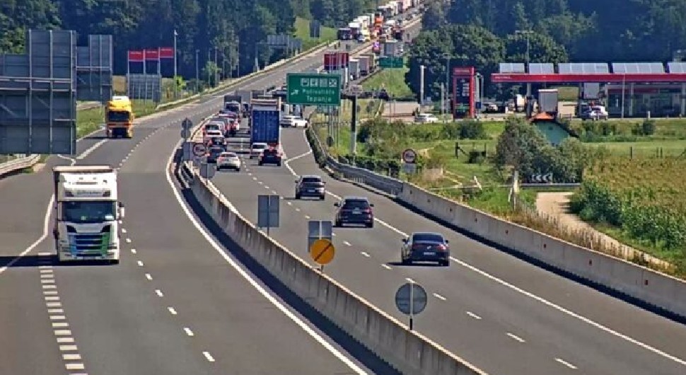 Teška nesreća na auto-putu u Sloveniji: Najmanje četiri osobe poginule
