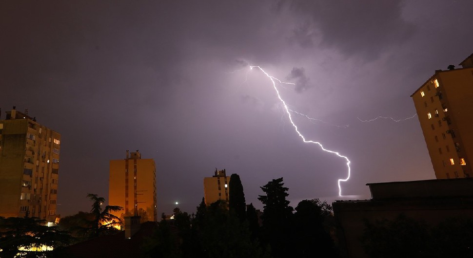 Stiže žestoka oluja: Upozorenja na grmljavinu, grad i prolome oblaka!
