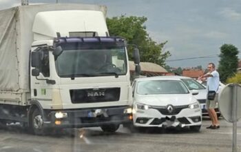 Sudar kamiona i auta u kružnom toku u Banjaluci