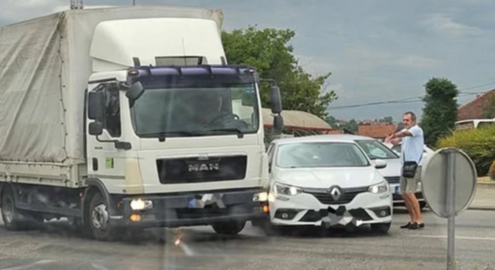 Sudar kamiona i auta u kružnom toku u Banjaluci