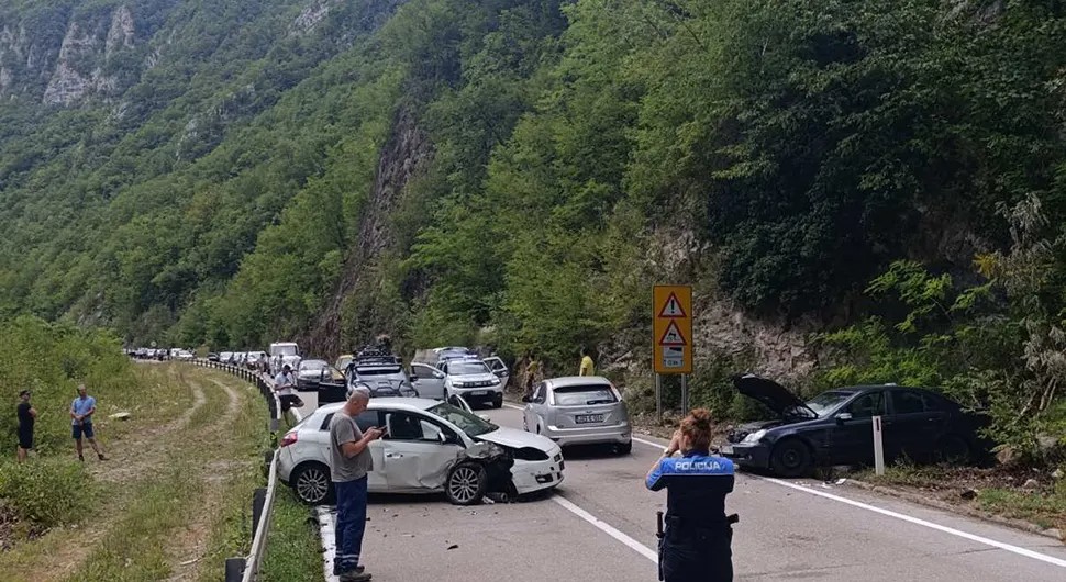 Težak udes između Banjaluke i Jajca, saobraćaj potpuno obustavljen