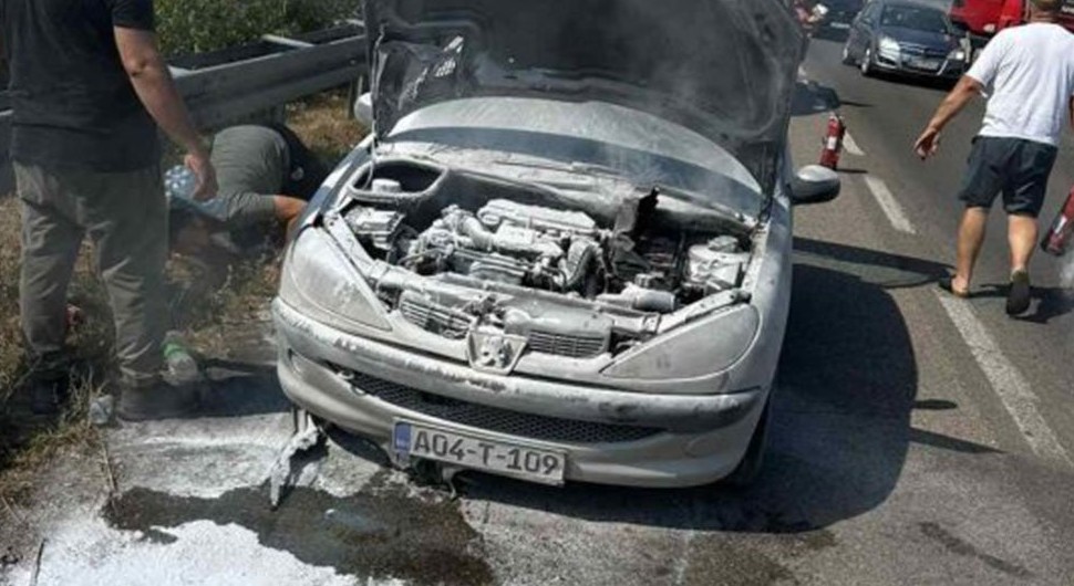 Zapalio se automobil na brzoj cesti Banjaluka-Laktaši