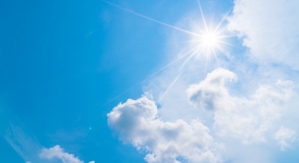 Sutra sunčano i veoma toplo, po podne prolazni pljuskovi