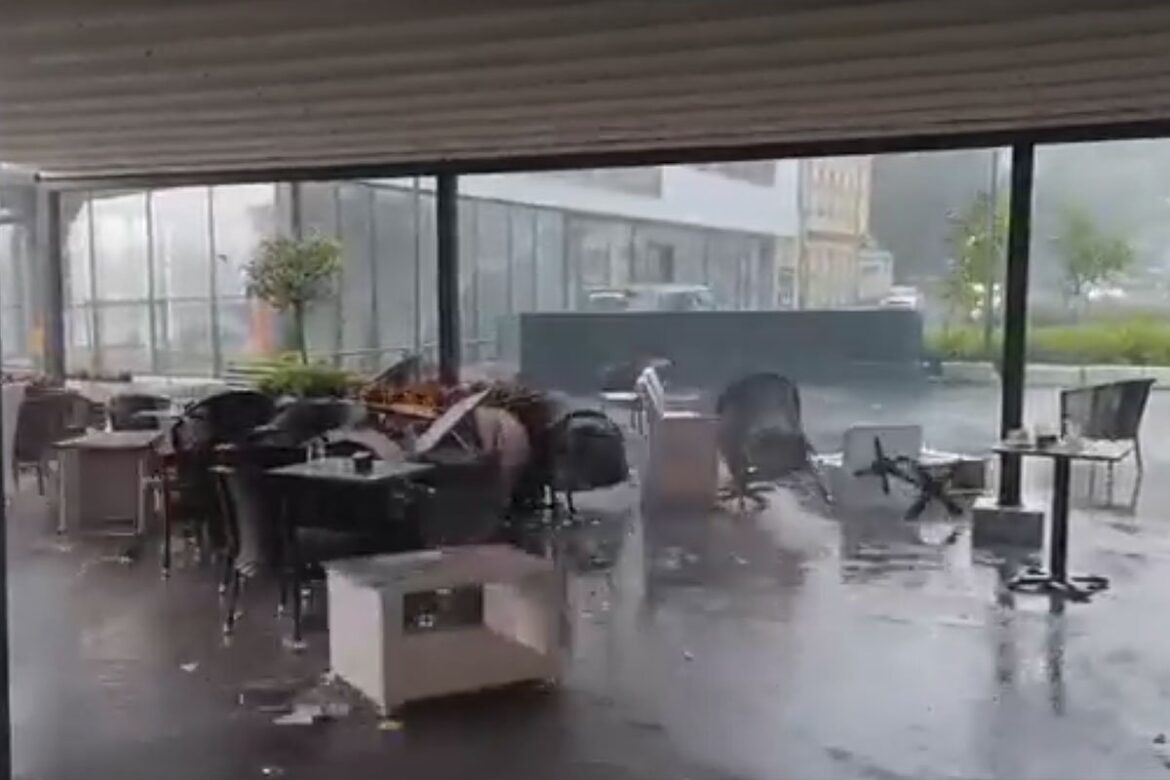 Nevrijeme u Bihaću, vjetar nosio sve pred sobom