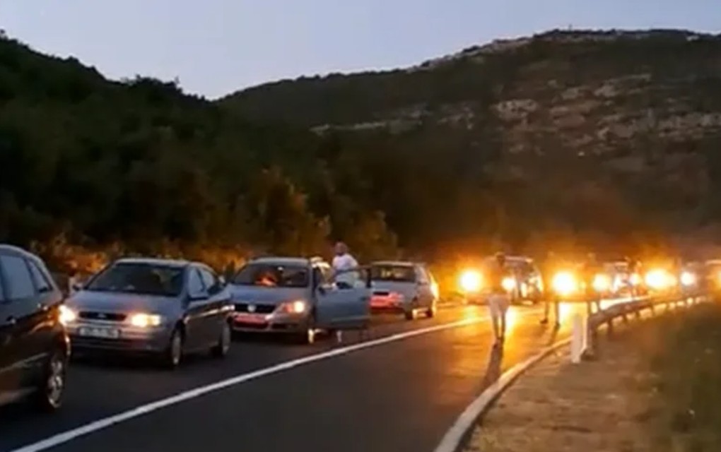Pod kontrolom požar koji je otežavao saobraćaj na putu Trebinje – Bileća