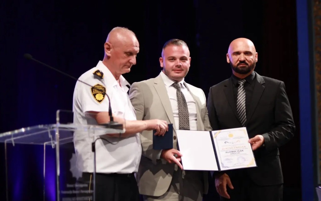 SAMO KOD NAS: Ramo Isak ODLIKOVAO SINA Rusmira