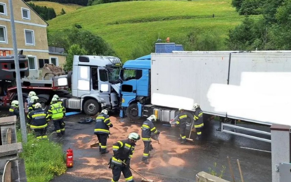 Vozač iz BiH povrijeđen u direktnom sudaru dva kamiona