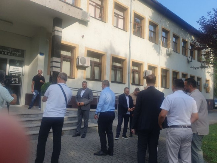 Zaključana kancelarija predsjednika Skupštine grada Teslić, pozvana policija