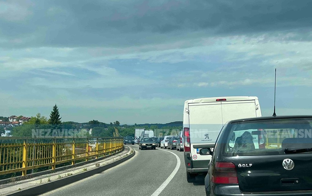 Udes na ulazu u Novi Grad, vozači stoje u koloni