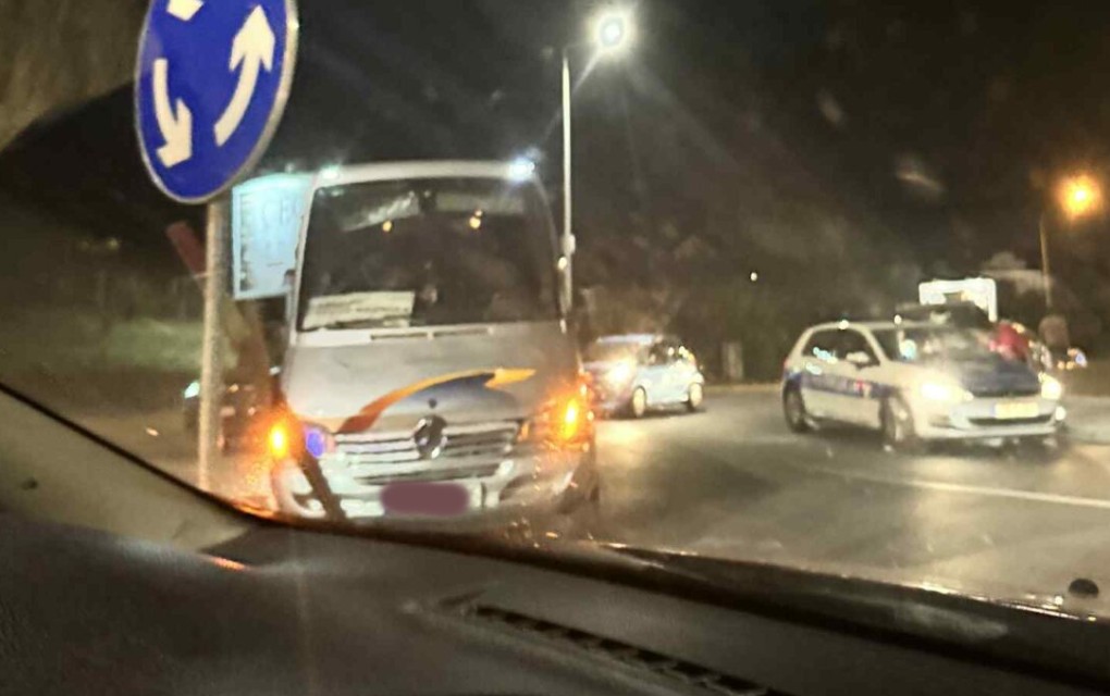 Sudar minibusa i dva automobila u kružnom toku “Tulipani”