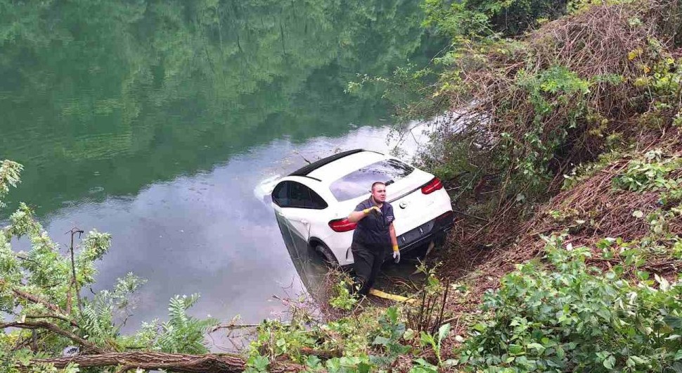 Skupocjeni mercedes sletio u Vrbas, izvlačili ga vatrogasci