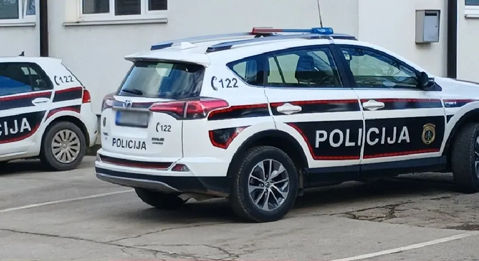 Motociklista sletio u korito rijeke, obustavljen saobraćaj