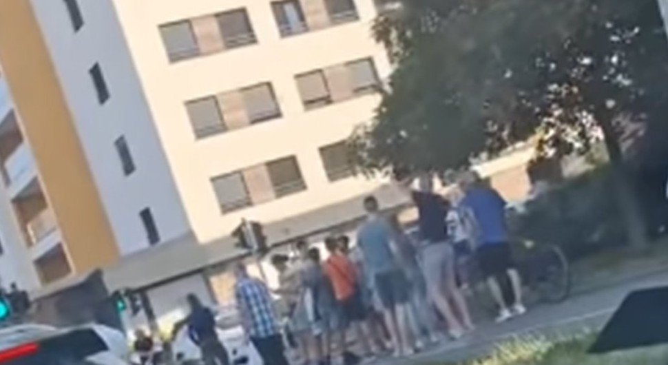 Haos na Novom Beogradu: Auto uletio na trotoar i udario dvije žene