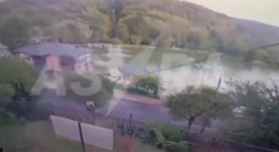 Objavljen novi jeziv snimak pada žičare: Turisti ostali viseći