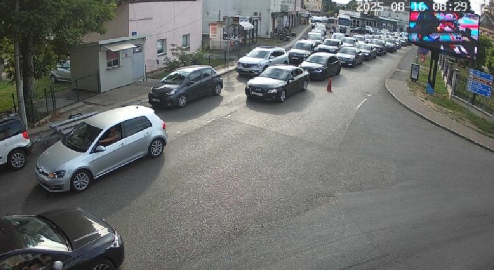 Pojačan saobraćaj na izlazu iz BiH, radovi i klizišta usporavaju vožnju