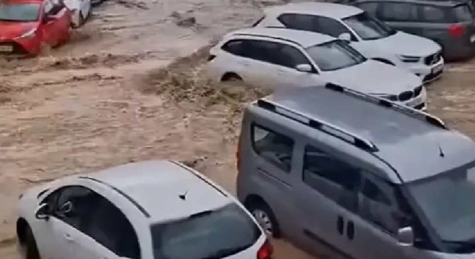 Žestoko nevrijeme u Hrvatskoj, bujica nosi sve pred sobom