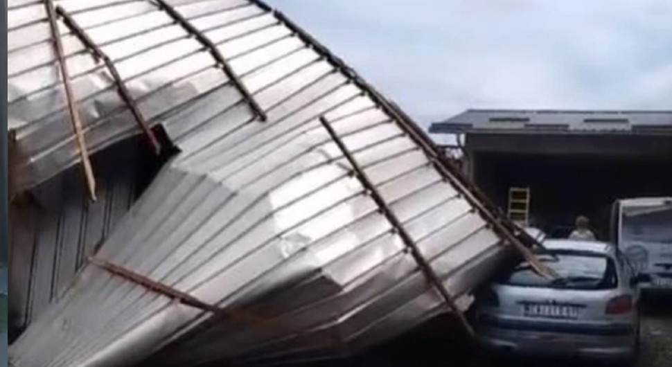 Mini tornado uznemirio mještane u Srbiji: Vjetar nosio krov 50 metara