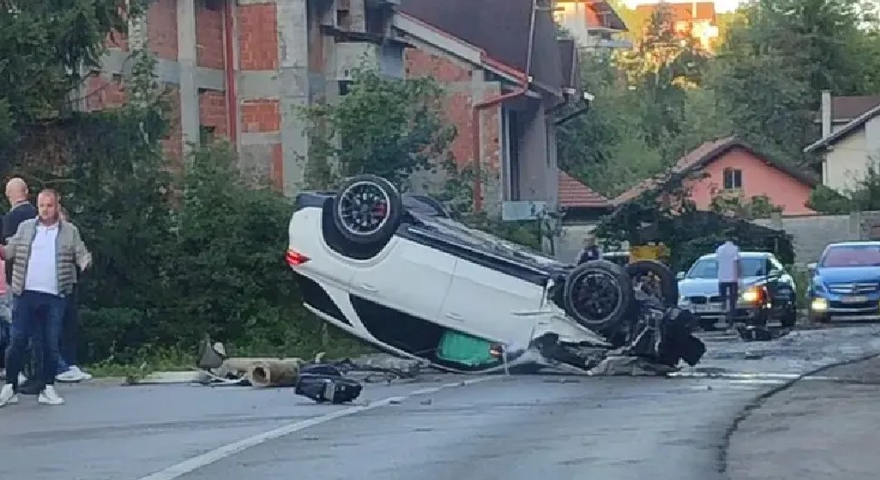 Teška nezgoda u banjalučkom naselju: Automobil završio na krovu