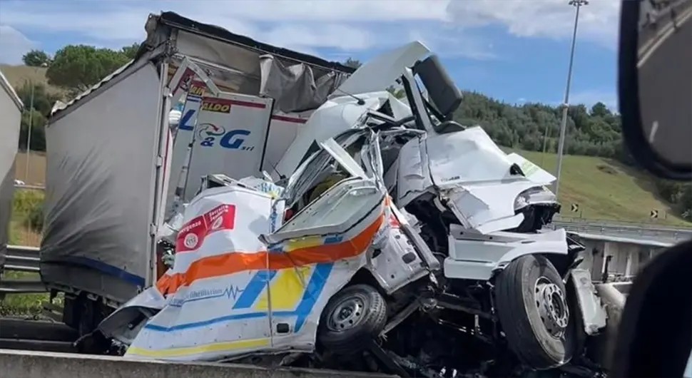 Stradala ekipa Hitne pomoći sa pacijentom, kamiondžija se zakucao direktno u vozilo