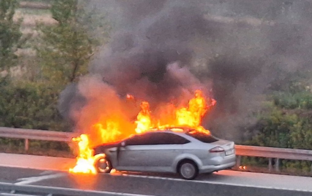 Gori auto na auto-putu Doboj-Prnjavor