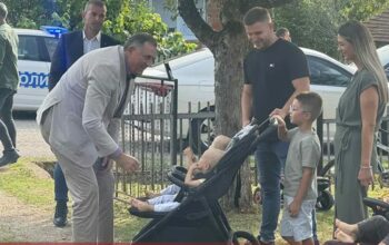 dodik poklonio stan četvorkama