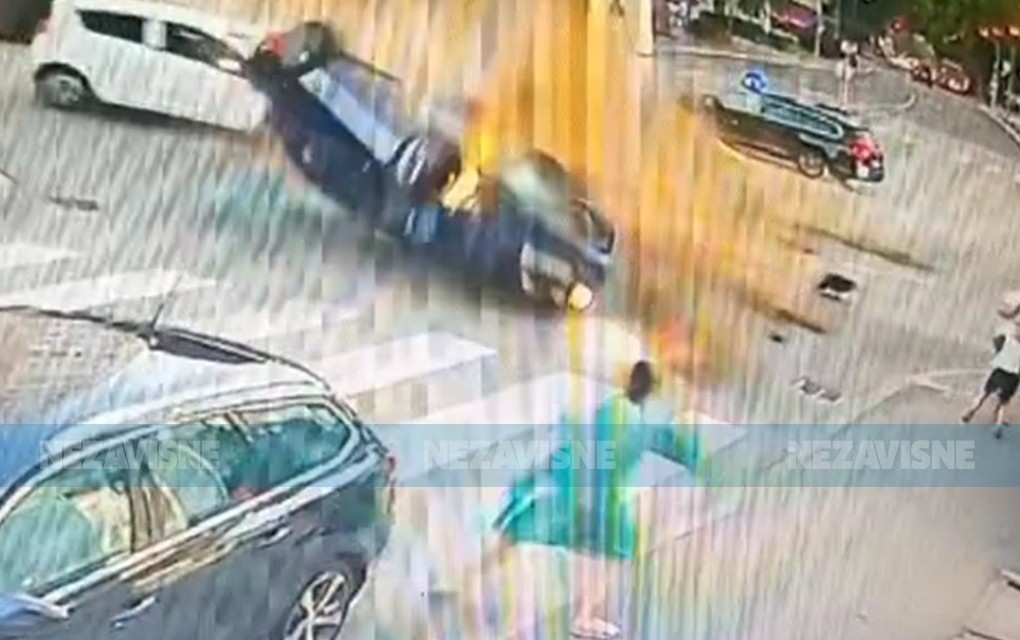 Pogledajte snimak stravične saobraćajke u Banjaluci: Žena za dlaku izbjegla smrt