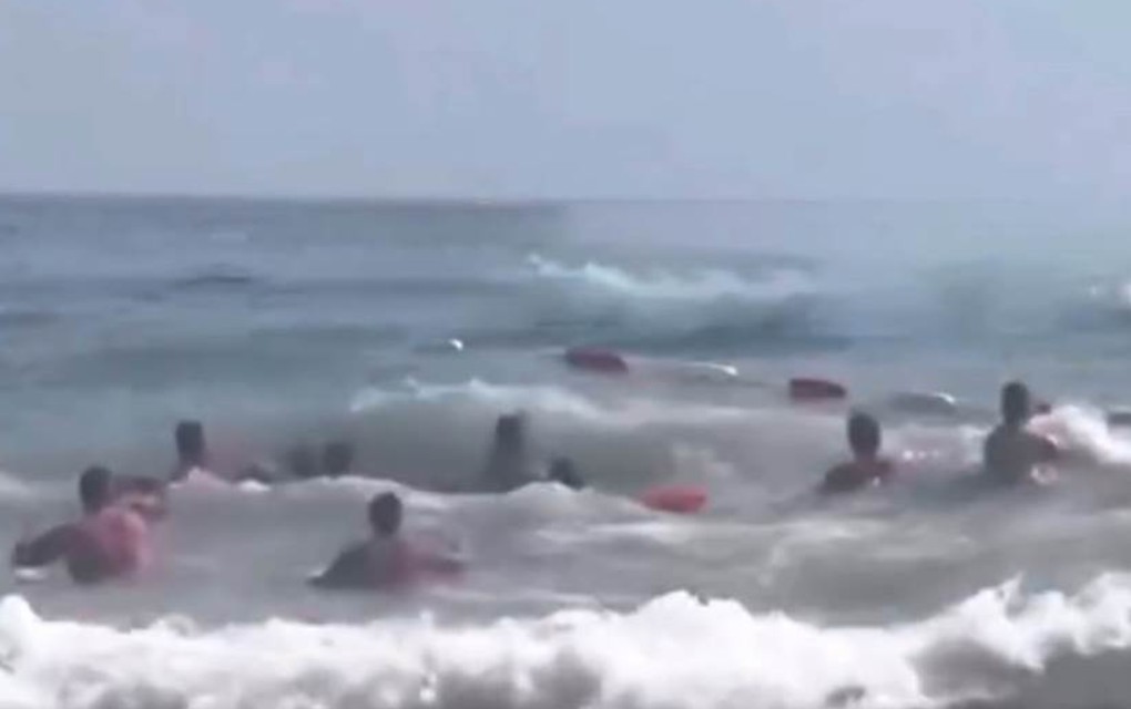 Zastrašujući snimak sa crnogorske plaže: Ženu odnijeli talasi, spasioci jedva spriječili katastrofu