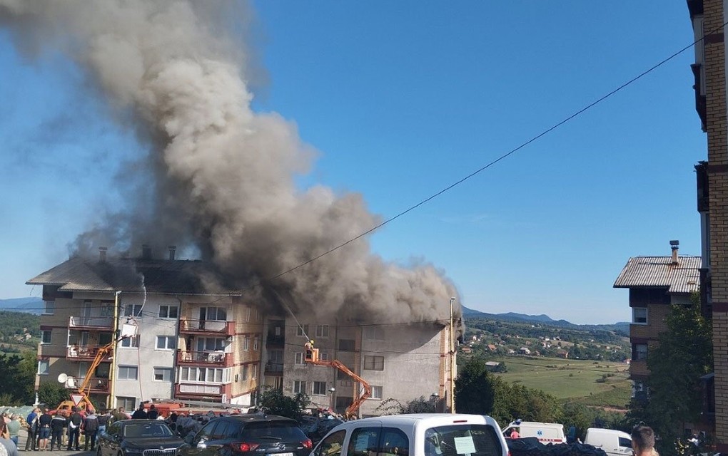 Epilog požara u Vlasenici: Gorjelo osam stanova, upućen tim deminera