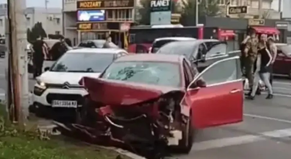 Stravična nesreća: Vozila uništena, povrijeđeni leže na ulici