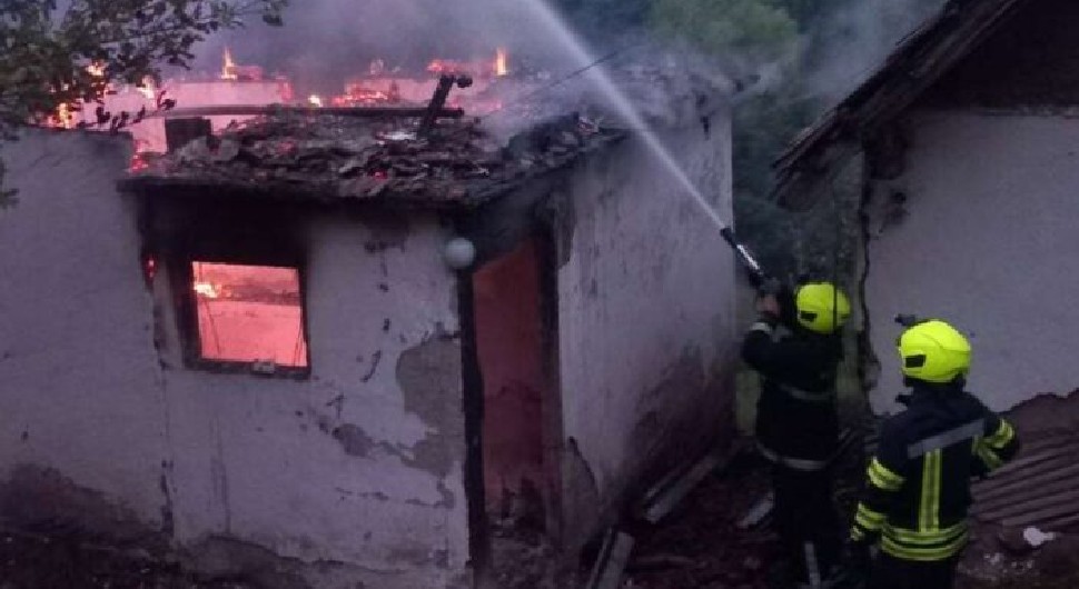 “Naša ekipa je još uvijek na terenu”: Izgorjela kuća u Palama, vatrogasci zatekli živo zgarište
