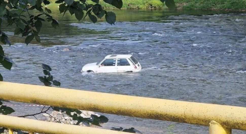 Scena ostavlja bez teksta: Auto u Vrbasu kod banjalučke “Švedske plaže”
