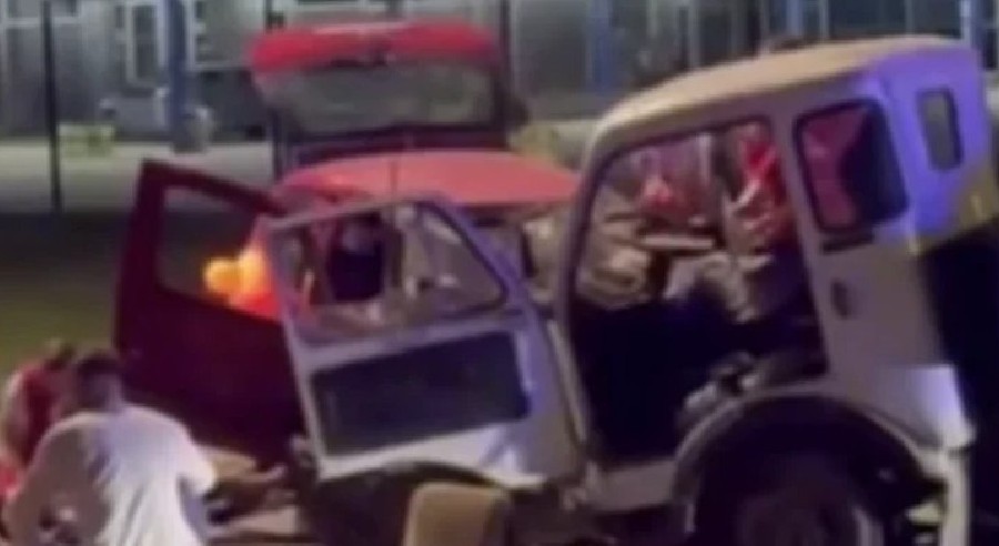 U sudaru kamiona i auta poginuo mladić: Tri osobe životno ugrožene