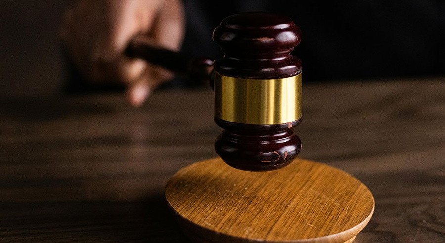 Napao bivšu ženu i njenog muža ispred suda, nogama i rukama lupao po autu