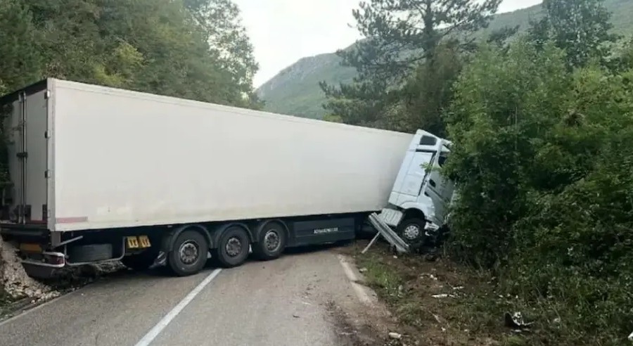 Kamion blokirao put Trebinje–Nikšić, saobraćaj potpuno obustavljen