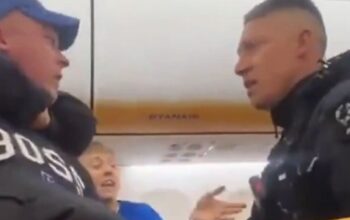 Pijani muškarac pokušao otvoriti vrata aviona u letu