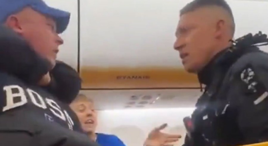 Pijani muškarac pokušao otvoriti vrata aviona u letu, sin preklinjao: “To je moj tata”